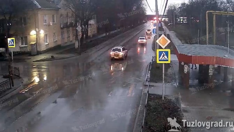 В Новочеркасске пенсионерка попала под машину, переходя дорогу в неположенном месте