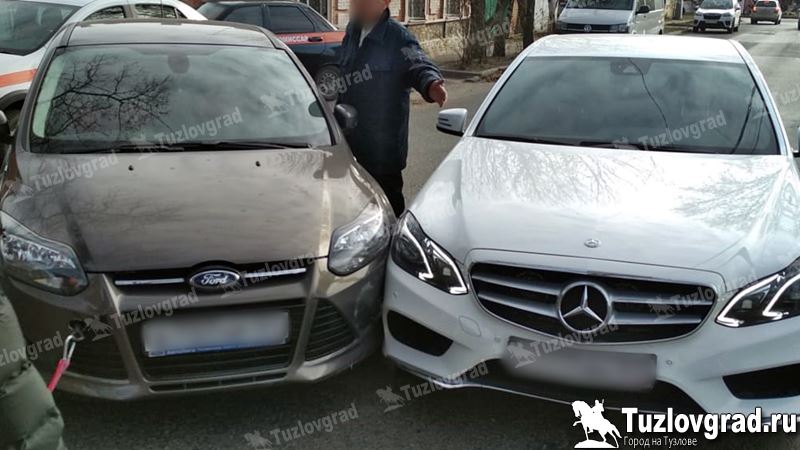В Новочеркасске водитель ударил «Мерседес» автомобилем, которого тащил сзади на тросе