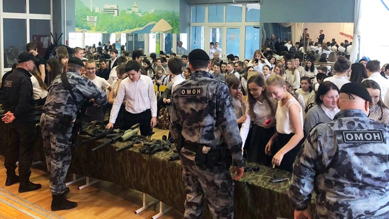 В Новочеркасске росгвардейцы провели выставку вооружения и урок мужества для школьников
