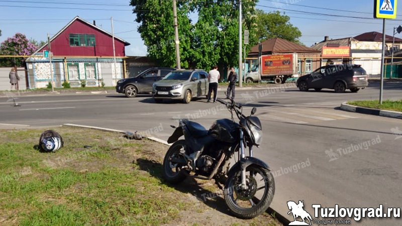 В Новочеркасске мотоциклист без прав устроил ДТП, двигаясь по встречной полосе