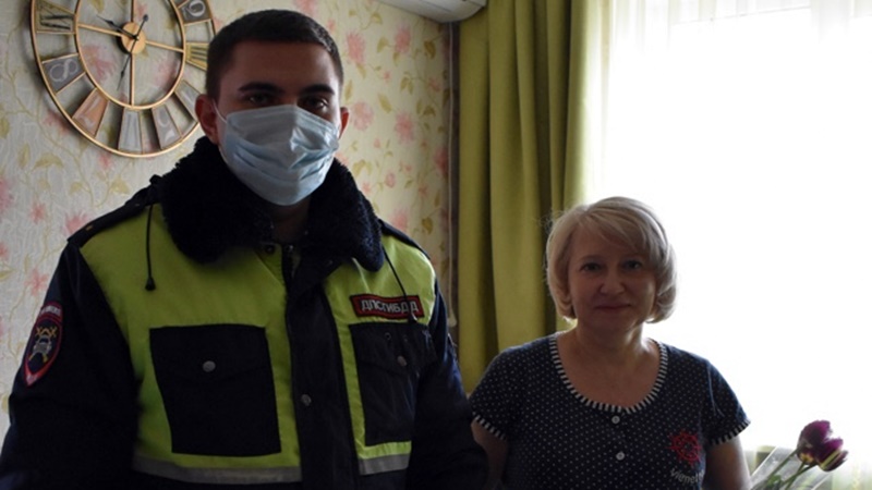 В Новочеркасске инспекторы ГИБДД поздравили с 8 марта вдов погибших коллег и ветеранов ведомства