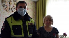 В Новочеркасске инспекторы ГИБДД поздравили с 8 марта вдов погибших коллег и ветеранов ведомства