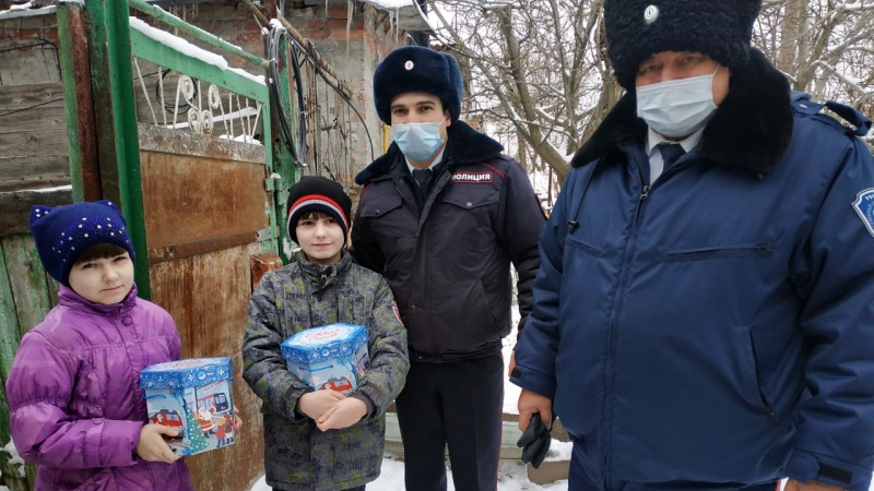 Новочеркасские полицейские поздравили с Новым годом детей, чьи семьи находятся в трудном социальном положении