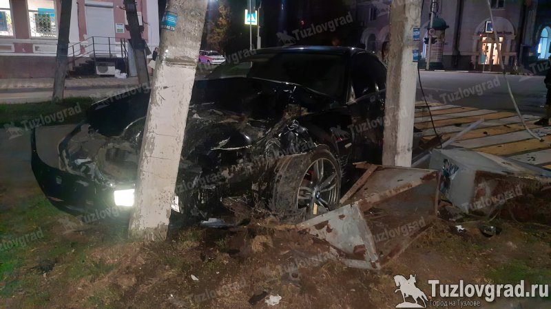 В Новочеркасске BMW врезался в столб после столкновения с другой машиной