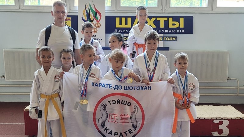 Новочеркасские каратисты успешно выступили на Первенстве и Кубке России