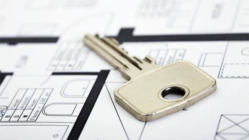 В Новочеркасске женщина нашла ключ от квартиры соседа и обокрала его