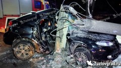 В Новочеркасске иномарка врезалась в бетонный столб, два человека пострадали, видео