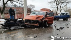 В Новочеркасске на проспекте Баклановском столкнулись внедорожник и иномарка