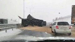 На трассе под Новочеркасском перевернулся зерновоз
