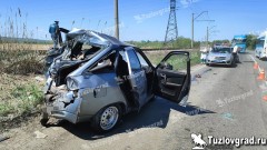 На трассе Новочеркасск – Донской автобус врезался в стоящие на дороге из-за поломки машины, видео