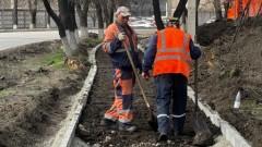В Новочеркасске на улице Машиностроителей рабочие приступили к обустройству тротуаров