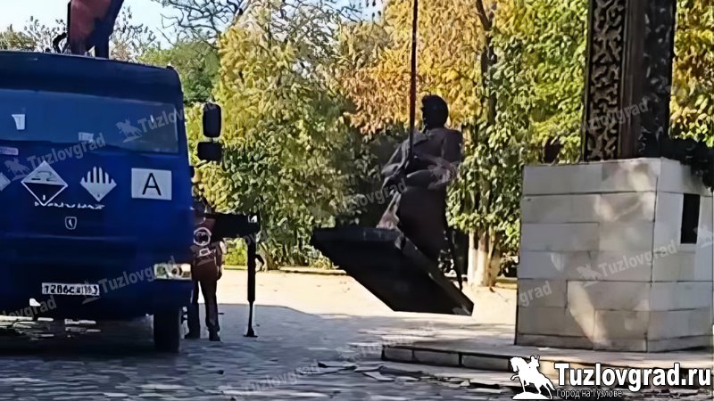 На Троицкой площади в Новочеркасске демонтируют памятник убитым священникам и казакам
