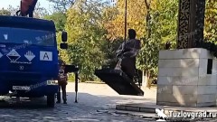 На Троицкой площади в Новочеркасске демонтируют памятник убитым священникам и казакам