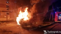 В Новочеркасске во дворе пятиэтажки сгорела припаркованная машина, видео