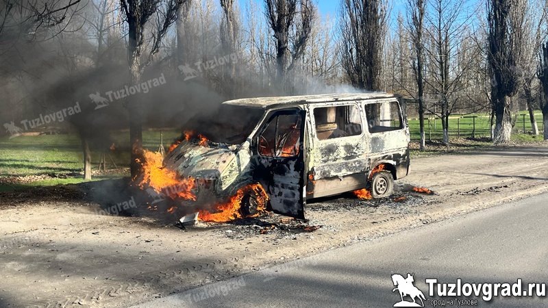 На Харьковском шоссе в Новочеркасске сгорел микроавтобус, видео
