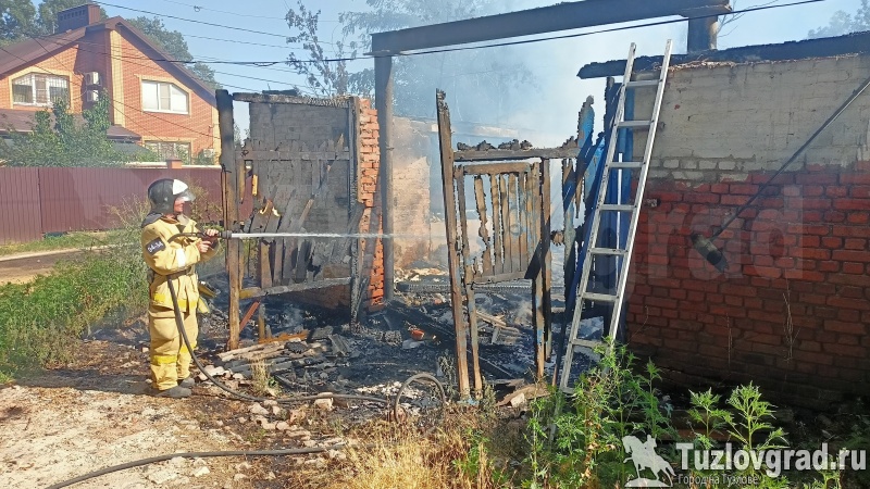 В Новочеркасске пожарные отбили от огня жилые дома во время пожара на «заброшке», видео