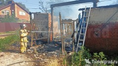 В Новочеркасске пожарные отбили от огня жилые дома во время пожара на «заброшке», видео