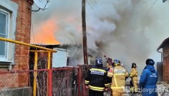 В Новочеркасске из-за перекала дымохода сгорел частный дом, видео
