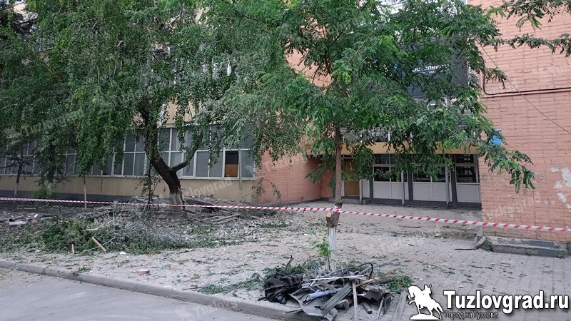 Обломки здания, поврежденного в результате атаки БПЛА на пр. Баклановском в Новочеркасске, уберут после оценки ущерба