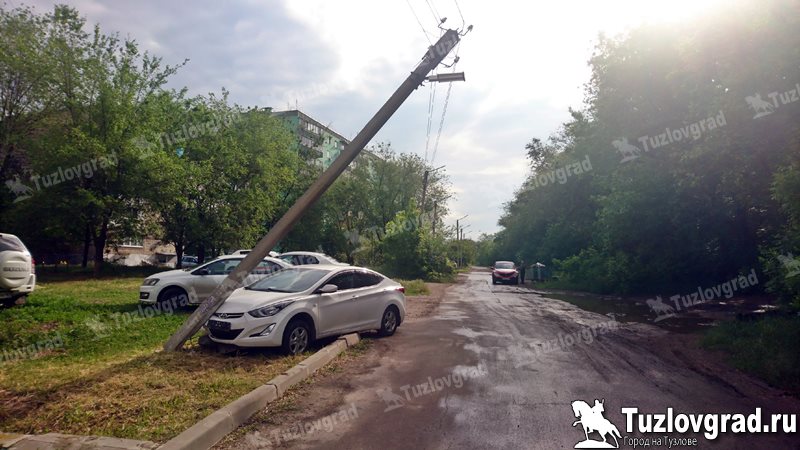 В Новочеркасске иномарка сломала бетонный столб
