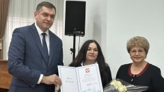 Благодарственное письмо от президента России Владимира Путина вручили зампредседателю новочеркасского отделения Всероссийского движения «Матери России» Юлии Рыбкиной 