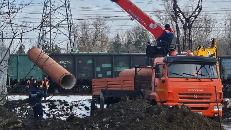 На аварийном канализационном коллекторе НЭВЗа заменили 66 метров трубопровода