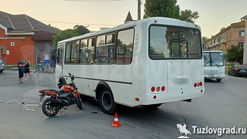 В Новочеркасске в ДТП с мотоциклом пострадали два человека, видео
