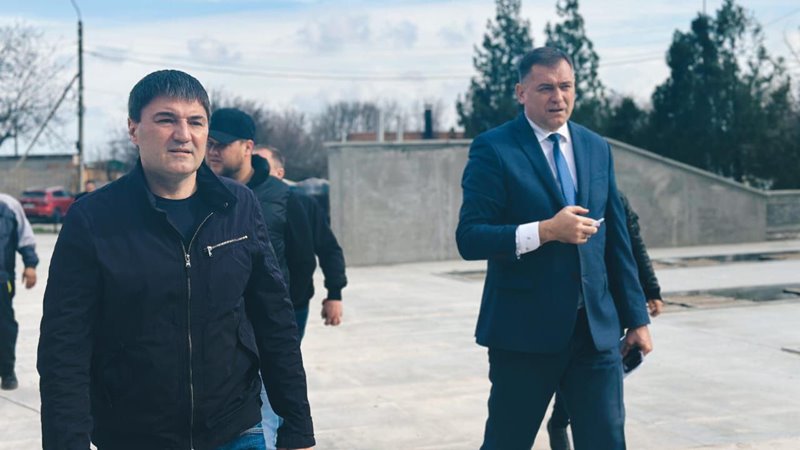 Глава администрации Новочеркасска проинспектировал ход реставрационных работ на мемориале на Старом кладбище