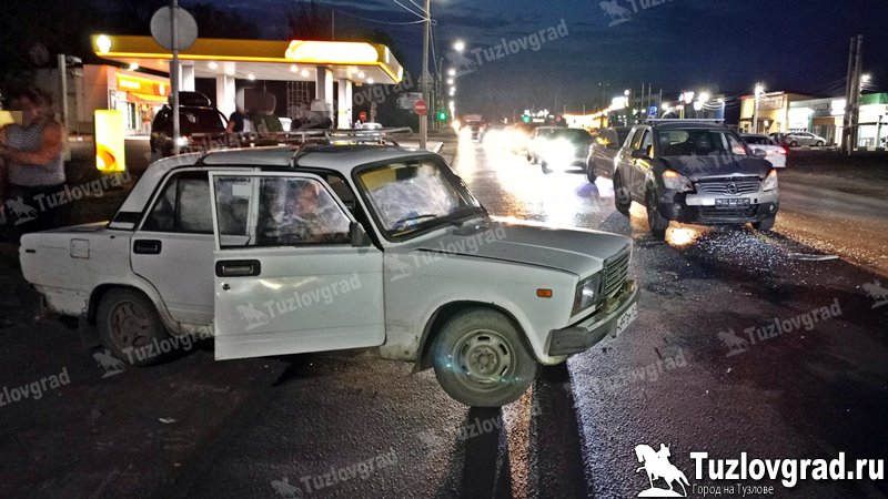 В Новочеркасске нарушитель разворачивался через сплошную и создал ДТП
