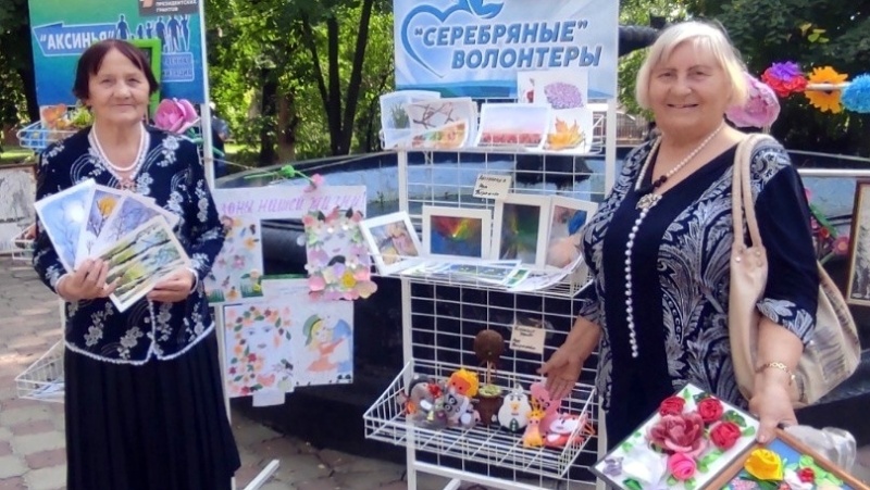 В Новочеркасске провели выставку творческих работ пенсионеров и детей
