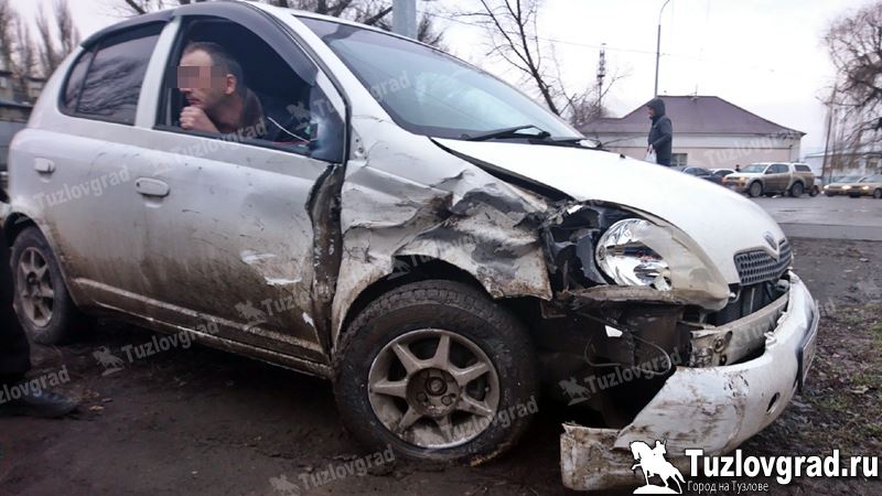 В Новочеркасске водитель врезался в стоящие перед светофором автомобили, а потом пытался сбежать