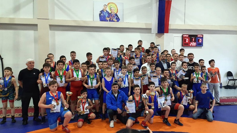 Новочеркасские борцы выиграли первенство Шахт