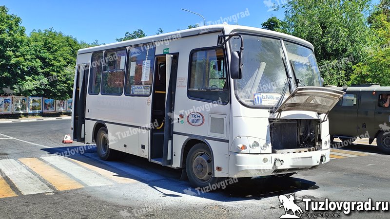 В Новочеркасске на площади Троицкой на ходу загорелся автобус с пассажирами
