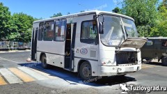 В Новочеркасске на площади Троицкой на ходу загорелся автобус с пассажирами