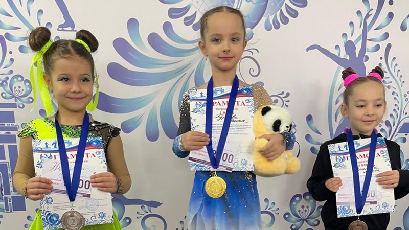 Юные новочеркасские фигуристки успешно выступили на соревнованиях в Ставрополе