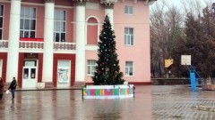 В микрорайоне Октябрьском в Новочеркасске установили новогоднюю елку