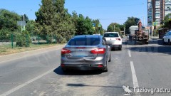 В Новочеркасске пьяный водитель врезался в стоящие на светофоре машины, подрался с потерпевшими и скрылся с места ДТП, видео