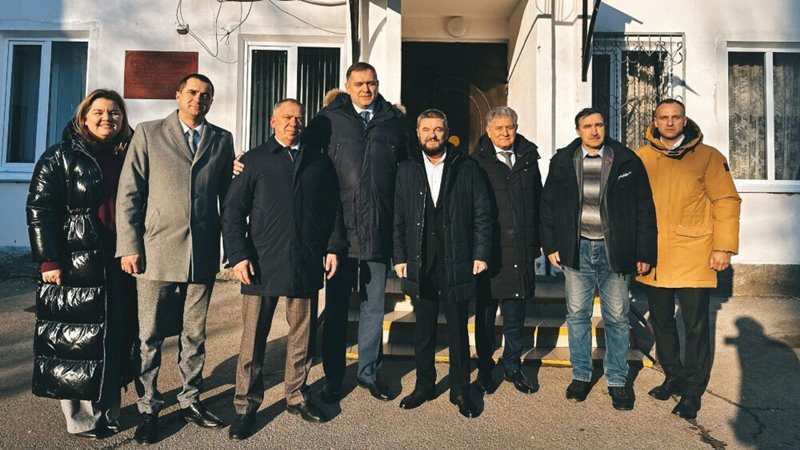 В школе искусств микрорайона Молодежного в Новочеркасске заменили окна