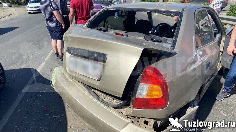 В Новочеркасске у рейсового автобуса с пассажирами отказали тормоза, и он врезался в легковые автомобили