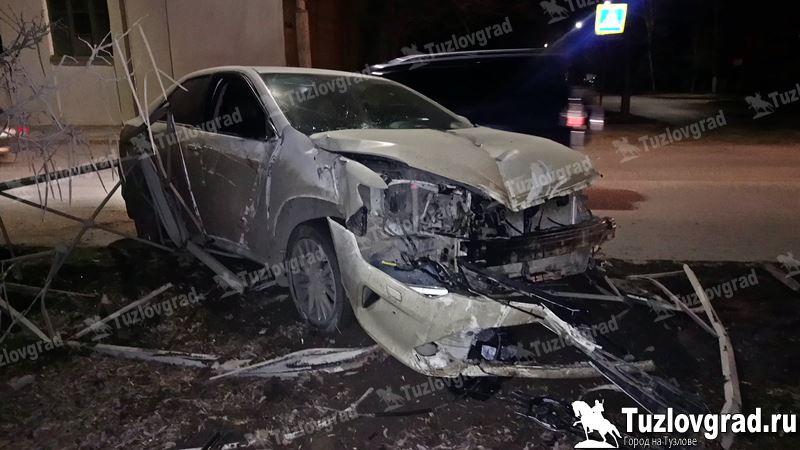 В Новочеркасске пьяный водитель врезался в металлический забор