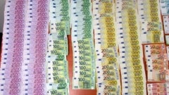 В аэропорту под Новочеркасском пассажир пытался вывезти из России более 135 тысяч евро