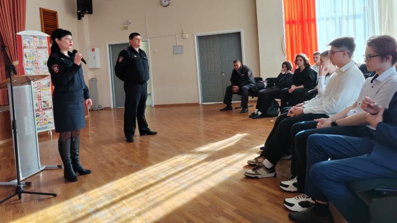 Новочеркасские полицейские продолжают проведение профилактических мероприятий в учебных заведениях города