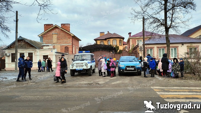 В Новочеркасске из-за анонимных сообщений о минировании были эвакуированы все школы