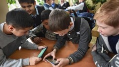 С 1 сентября ученикам запретят пользоваться мобильными телефонами в школах