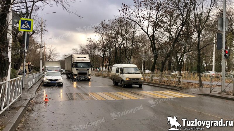 На проспекте Баклановском в Новочеркасске водитель грузовика проехал на красный и сбил подростка