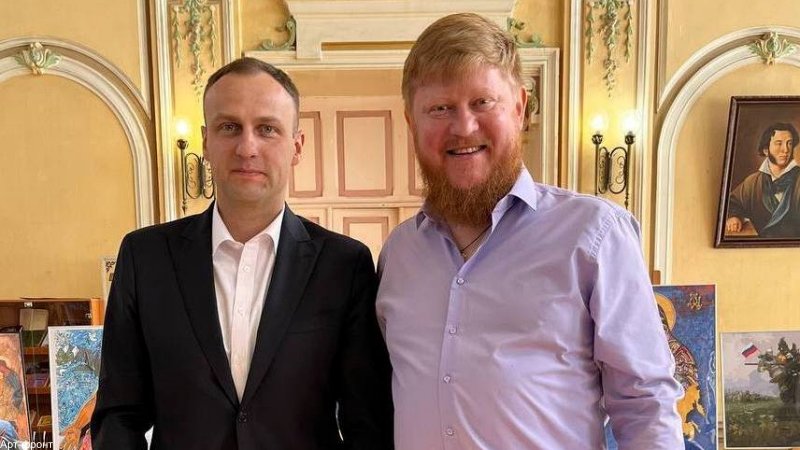 В Новочеркасске открылась выставка «Арт-фронт» художника Максима Ильинова
