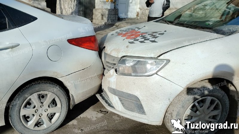 В Новочеркасске пьяный таксист врезался в припаркованную машину