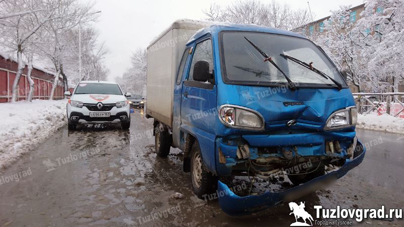 В Новочеркасске водитель малотоннажного грузовика сбежал с места ДТП