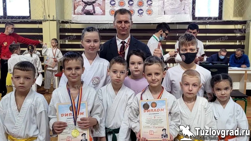 Новочеркасские каратисты завоевали 10 медалей на турнире в Зернограде