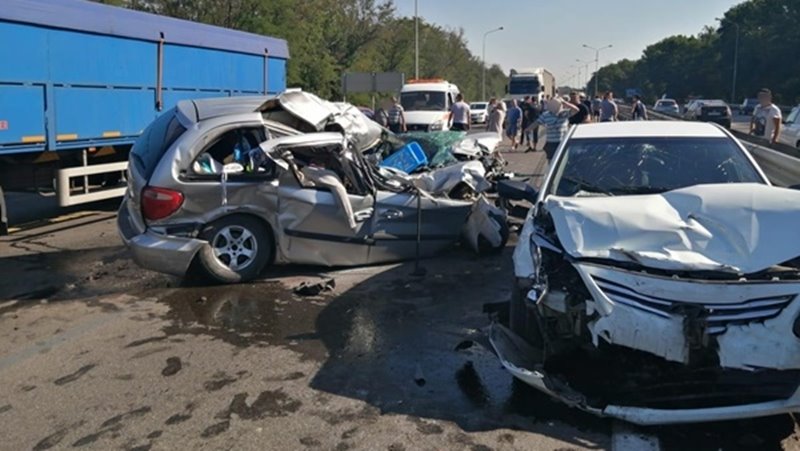 На трассе под Новочеркасском в страшном ДТП погиб человек, еще 7 пострадали, в том числе трое детей